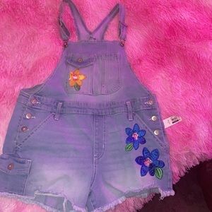 Short overalls with Awesome flowers embroidered on the pockets